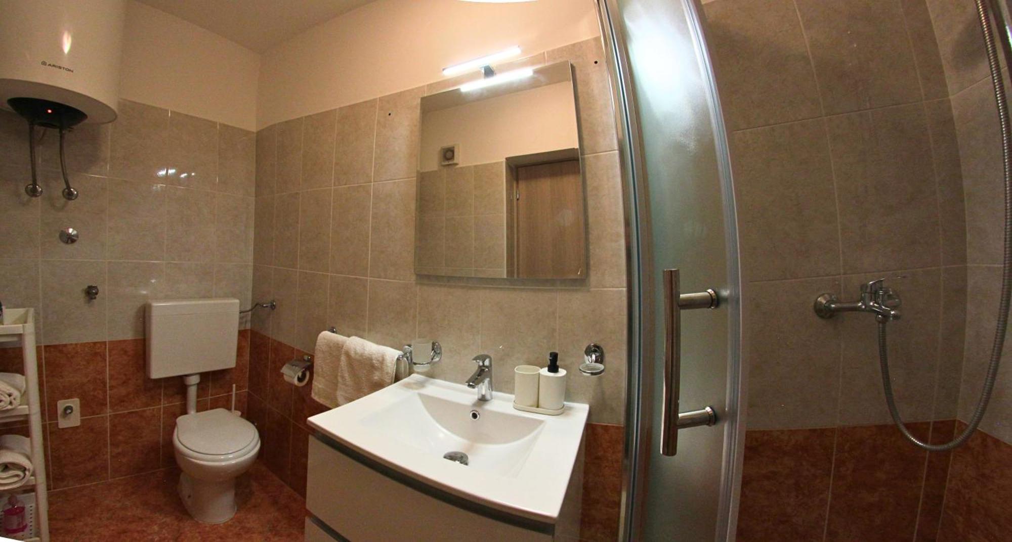 Apartments Goltes Ловречиця Екстер'єр фото