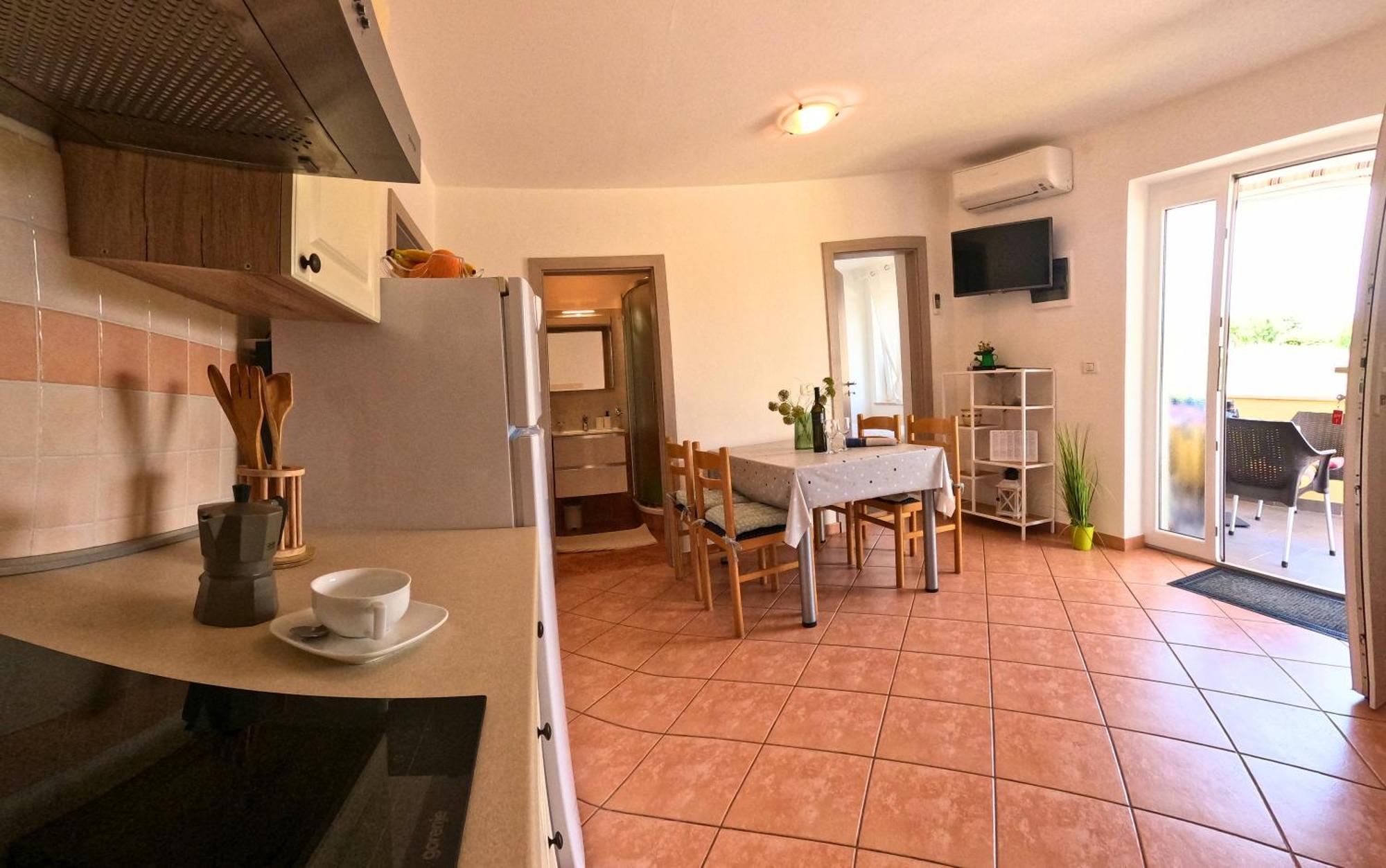 Apartments Goltes Ловречиця Екстер'єр фото