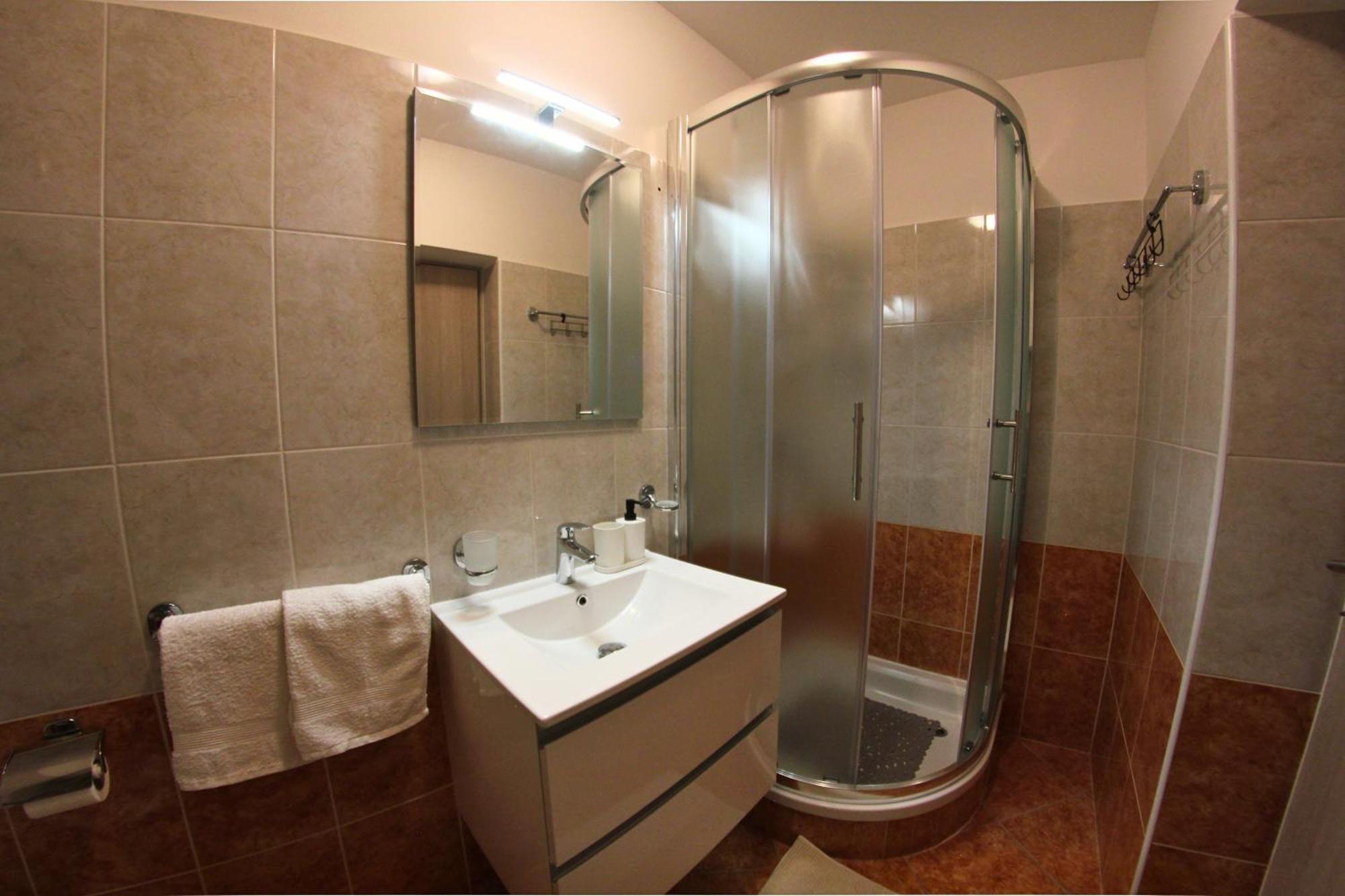 Apartments Goltes Ловречиця Екстер'єр фото