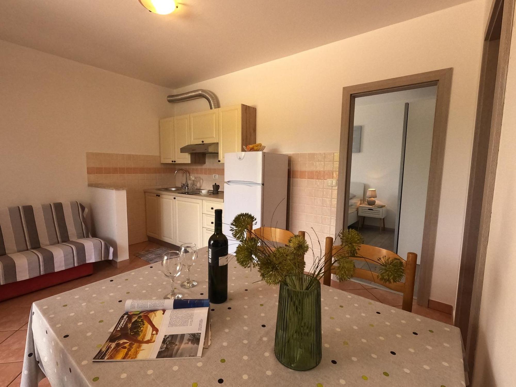 Apartments Goltes Ловречиця Екстер'єр фото