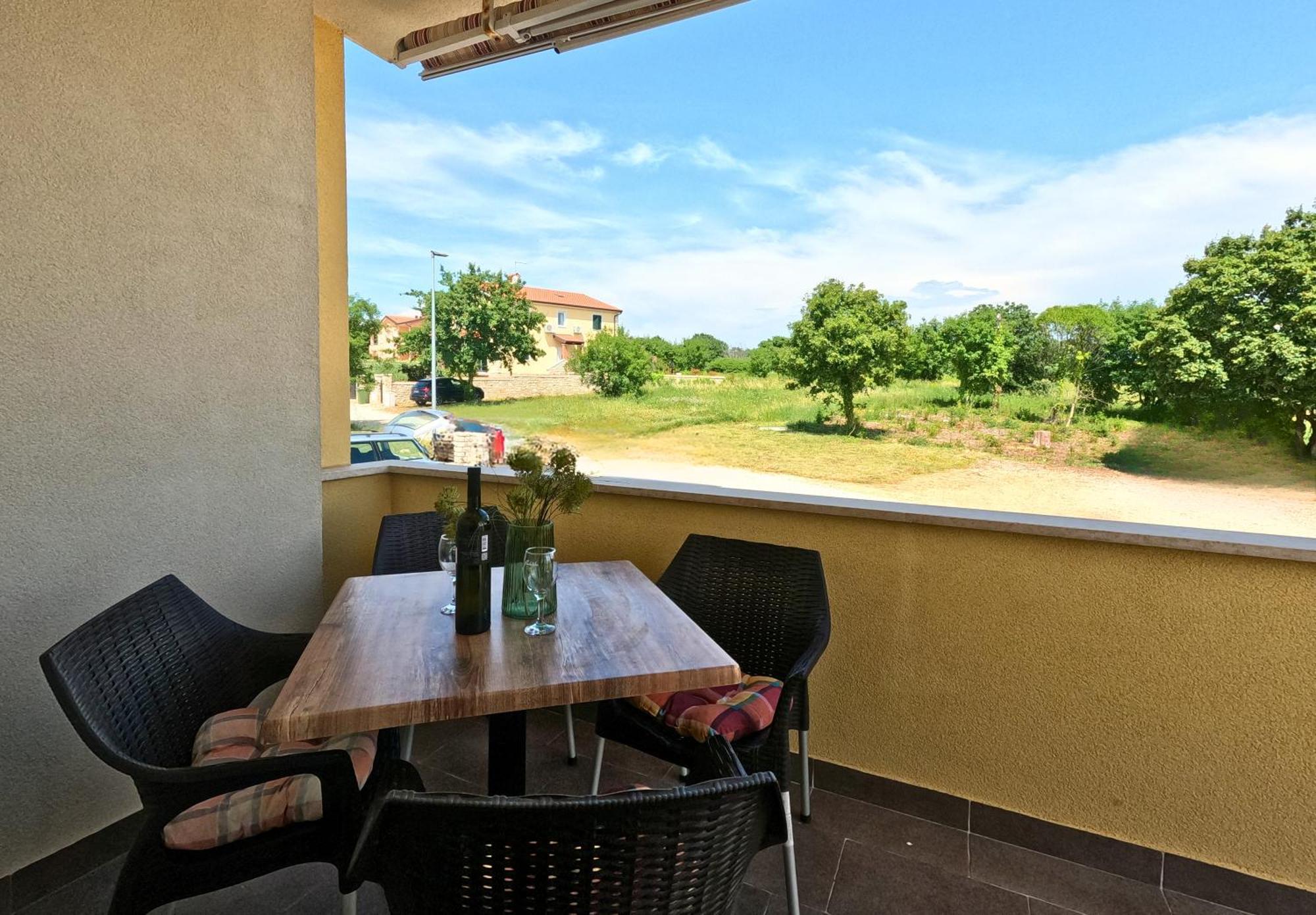 Apartments Goltes Ловречиця Екстер'єр фото