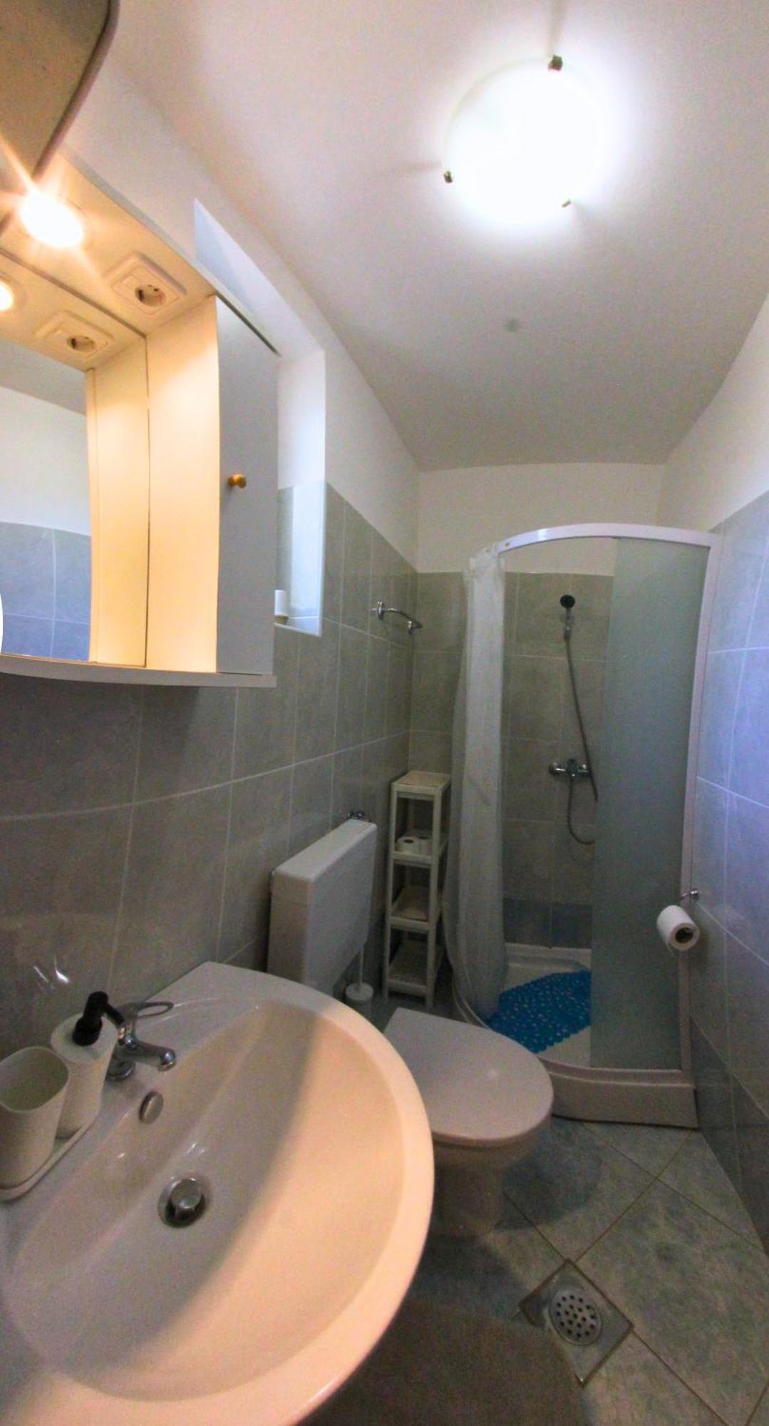 Apartments Goltes Ловречиця Екстер'єр фото
