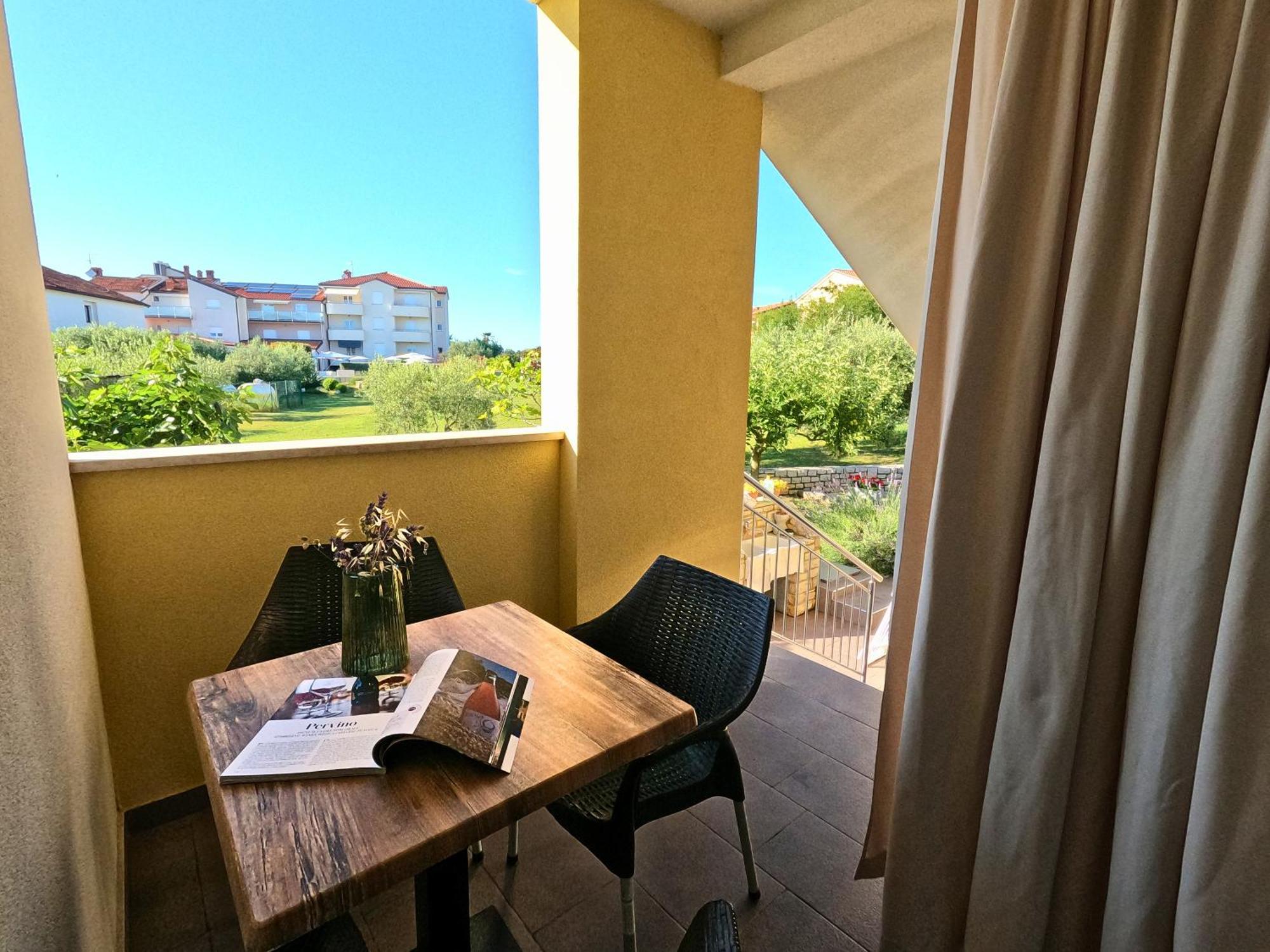 Apartments Goltes Ловречиця Екстер'єр фото