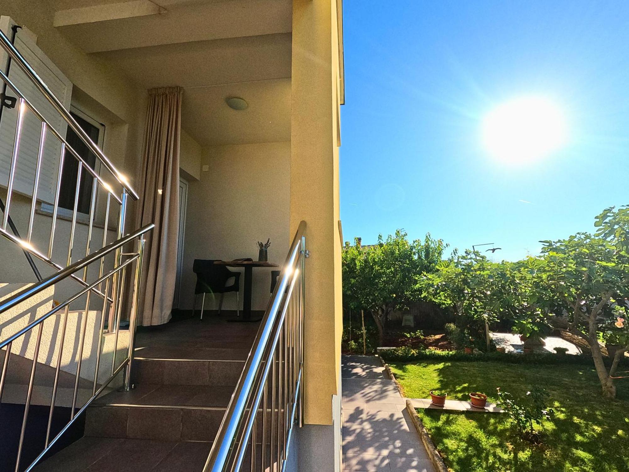 Apartments Goltes Ловречиця Екстер'єр фото
